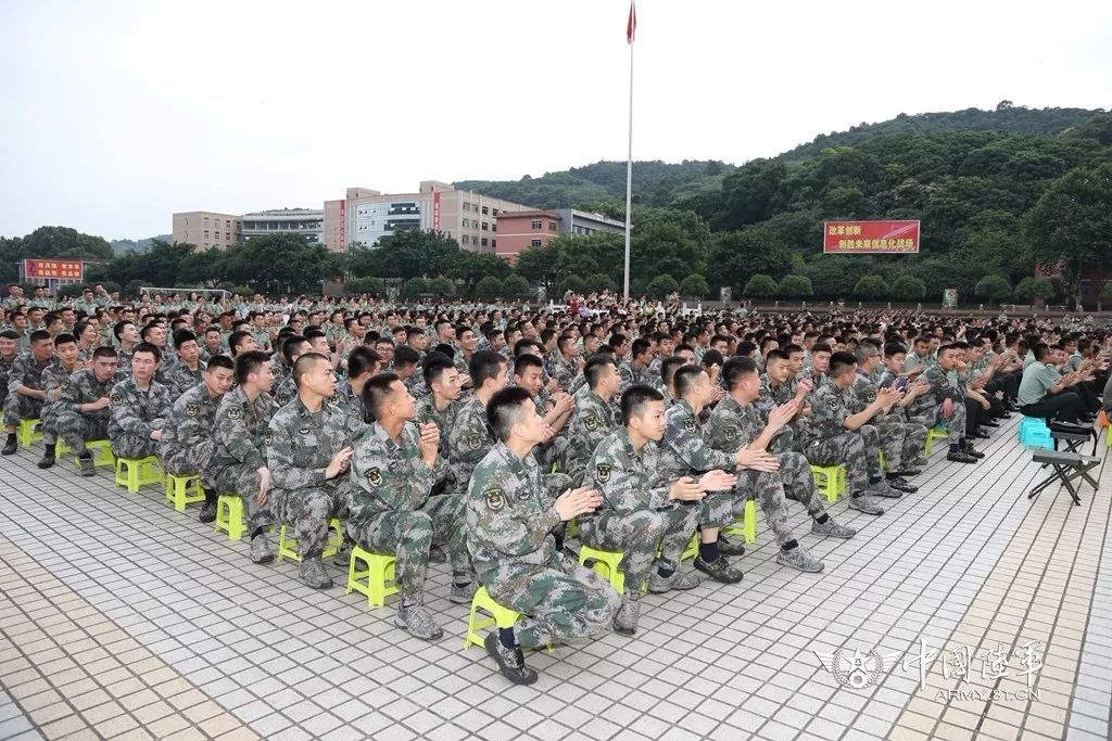 就为打胜仗陆军工程大学通信士官学校举行广场歌咏比赛