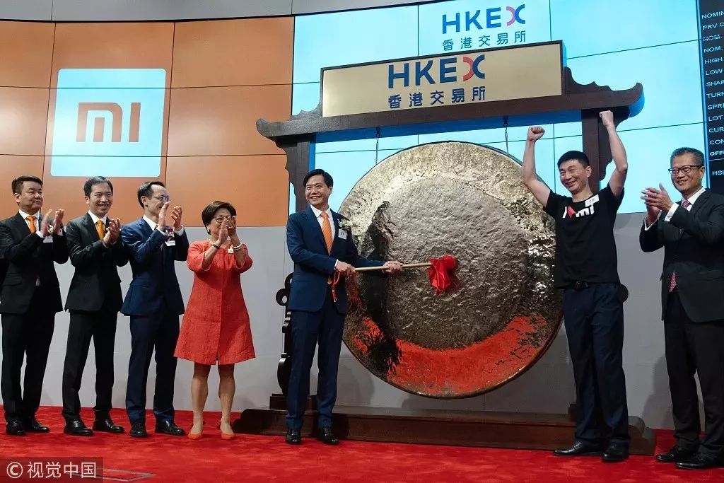 ▲7月9日,小米集团正式在港交所主板挂牌,雷军出席敲锣仪式。图片来源:视觉中国