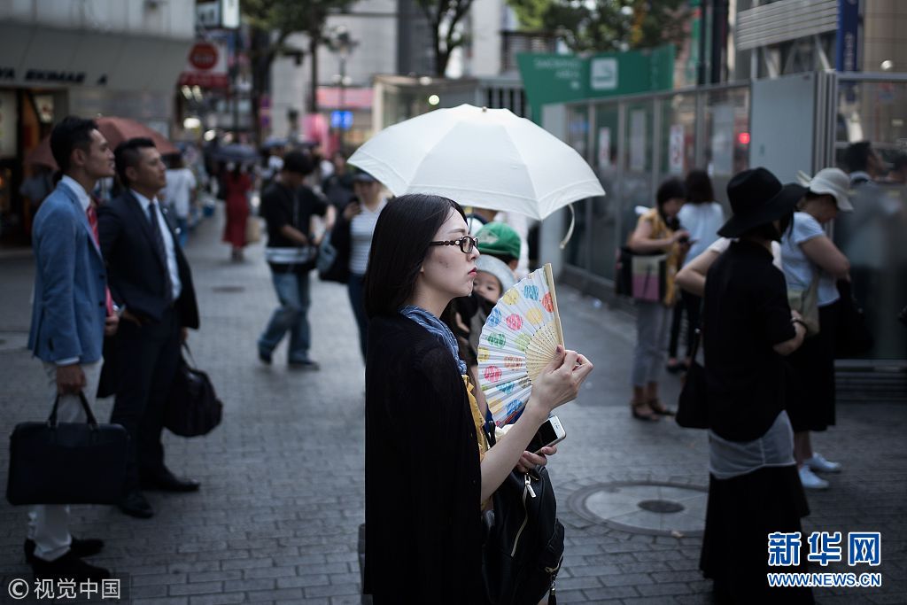 日本高温天气将持续至8月上旬 民众出街自带解