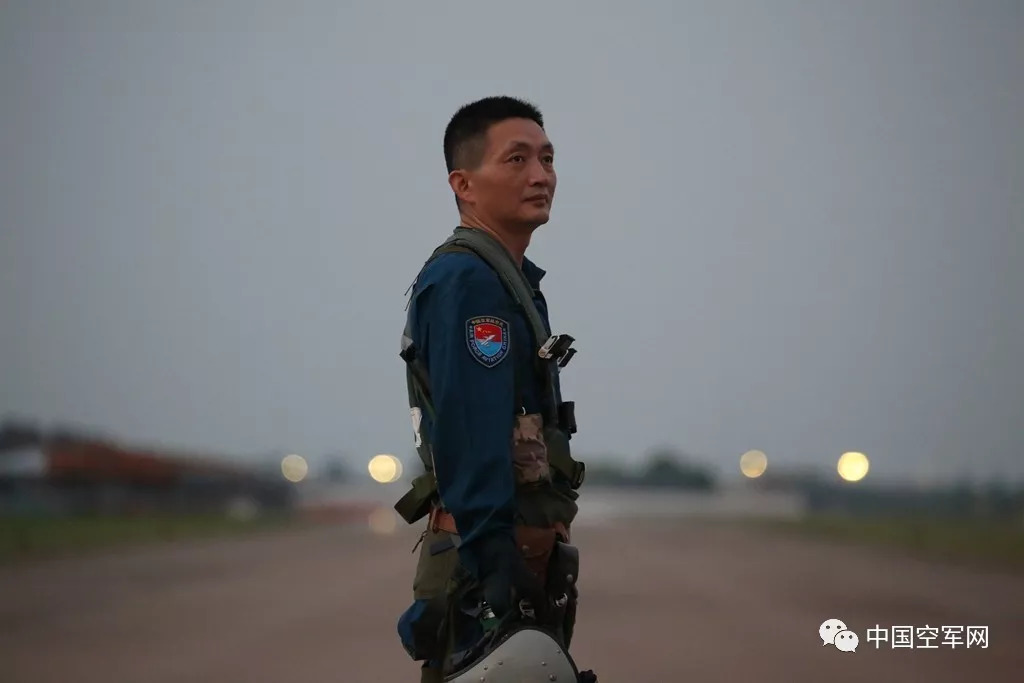 告别蓝天!这位与战鹰相伴30载的特级飞行员,曾