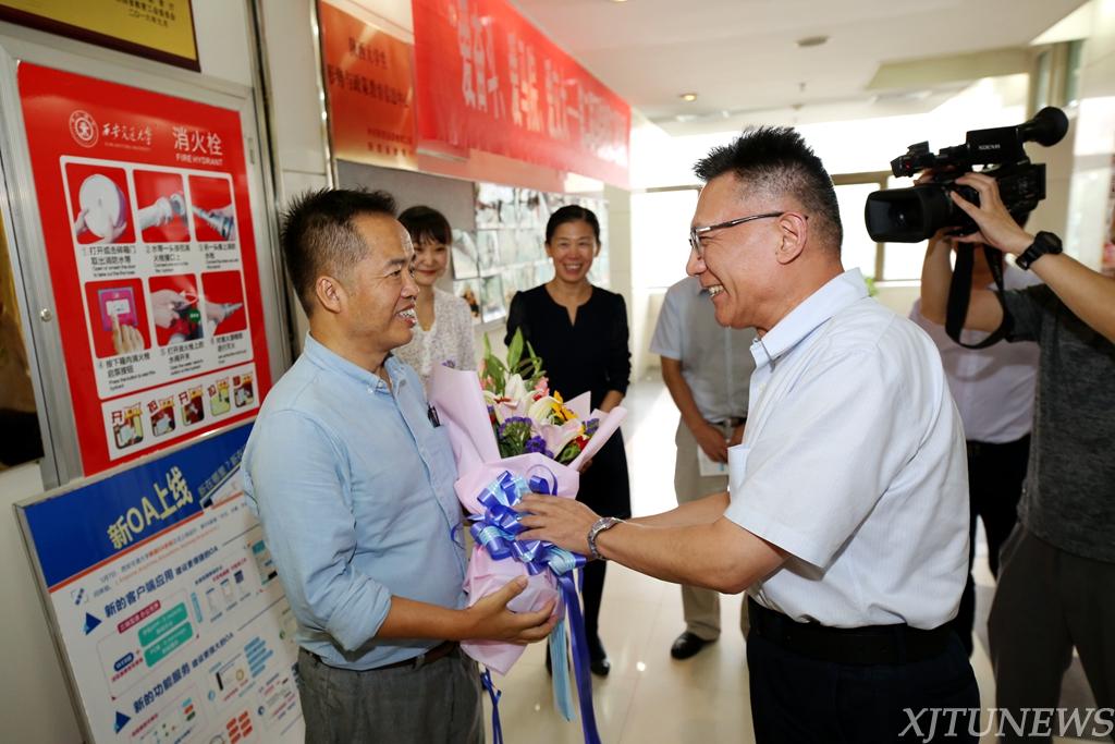 校领导看望慰问教师代表