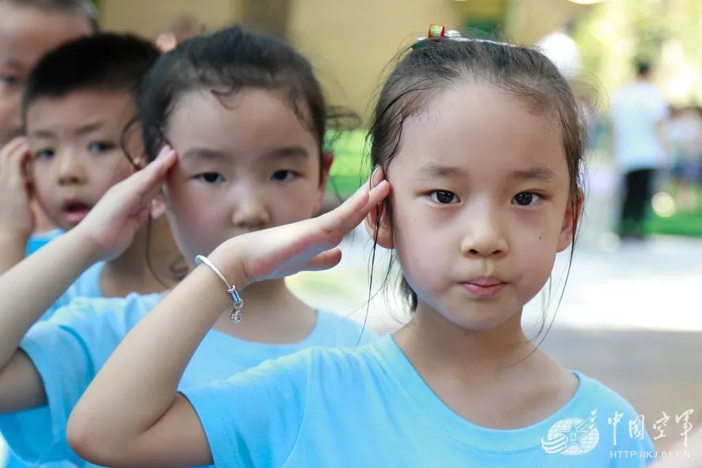 兵哥哥干了些啥?短短一个上午,萌娃们就被圈粉