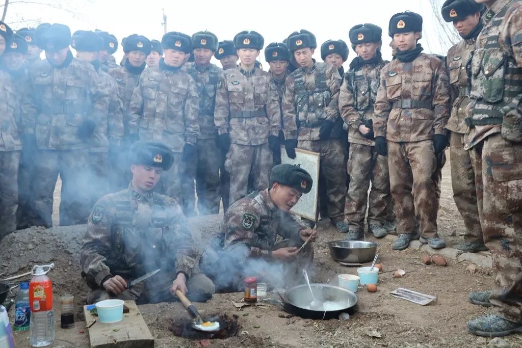 连长方长泰在多处负伤,一条腿炸断的情况下,为不拖累战友,坚持一个人