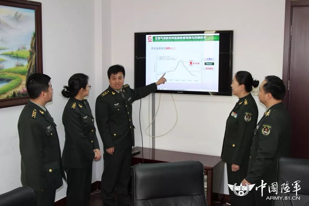 他的军旅人生是传奇的 作为一名陆军防化学院 军队指挥专业的本科生
