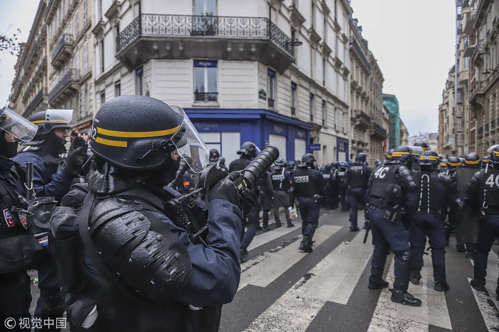 12月8日，法国巴黎，当地爆发“黄背心”抗议活动。图自视觉中国