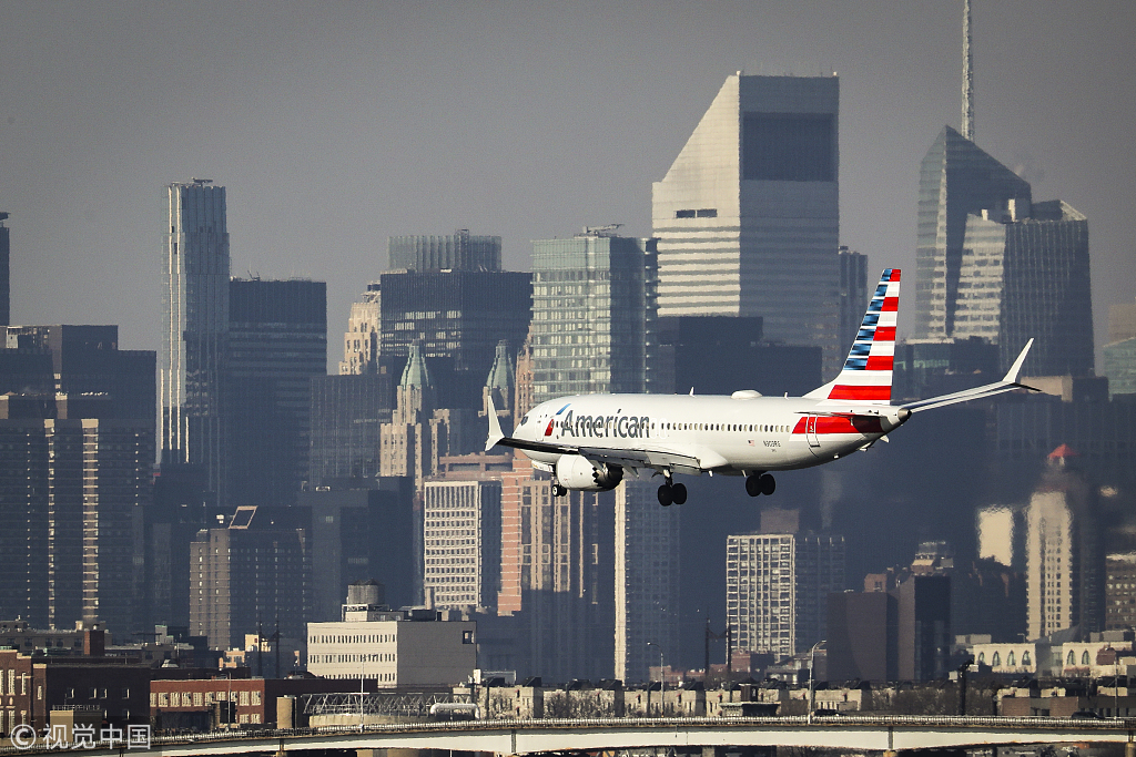 一架波音737 Max 8飞机准备在纽约皇后区机场降落（图源：视觉中国）