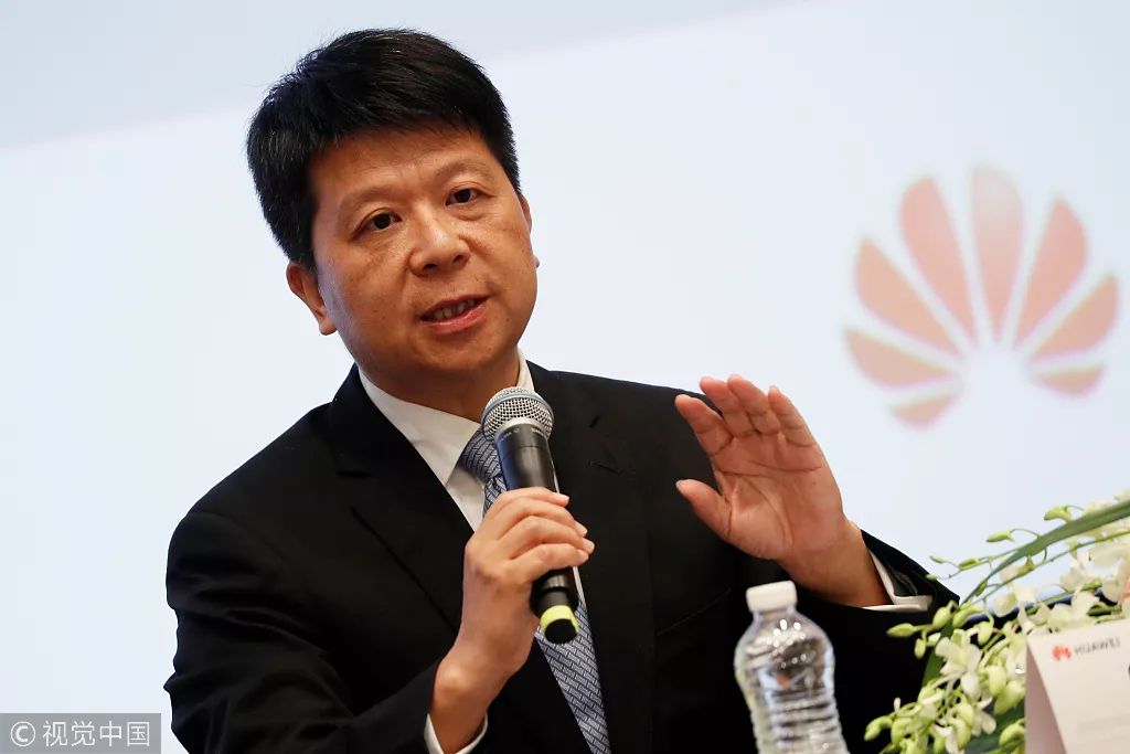 3月29日,华为轮值董事长郭平在新闻发布会上发表讲话(图源:视觉中国)