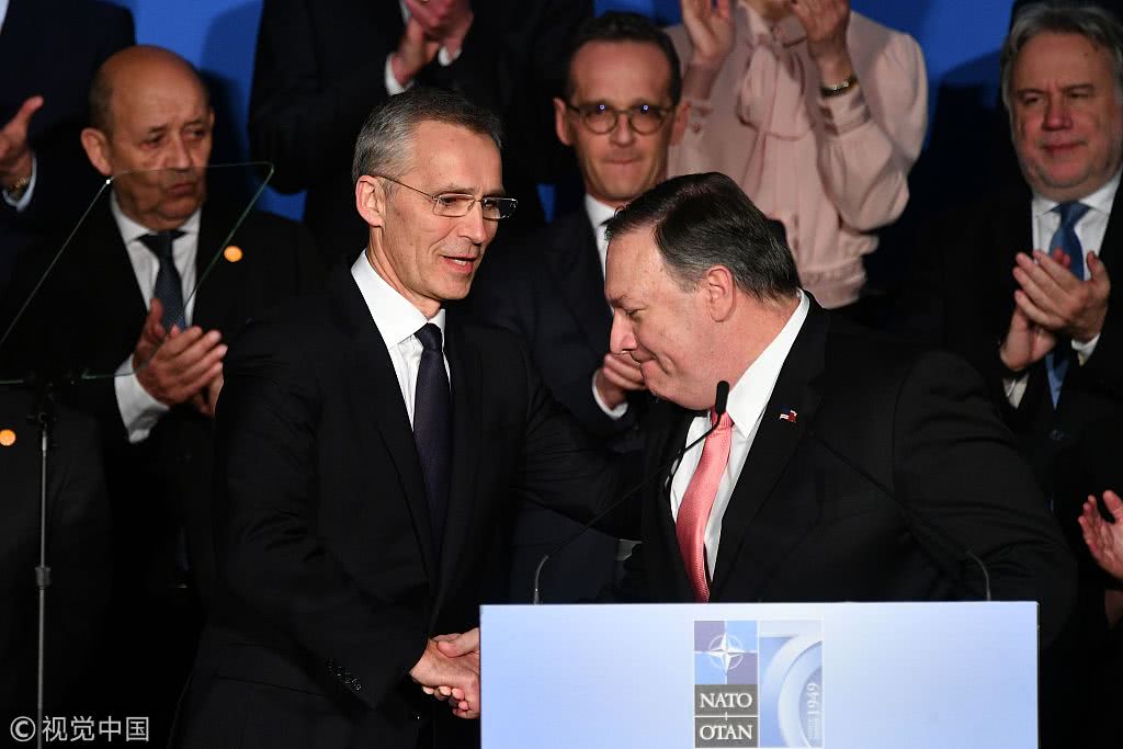 4月3日，北约成员国外长合影留念，美国国务卿蓬佩奥同斯托尔滕贝格握手（图源：视觉中国）