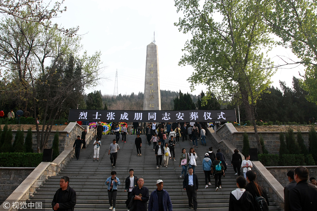 扑救凉山森林火灾牺牲烈士骨灰回家 家乡父老