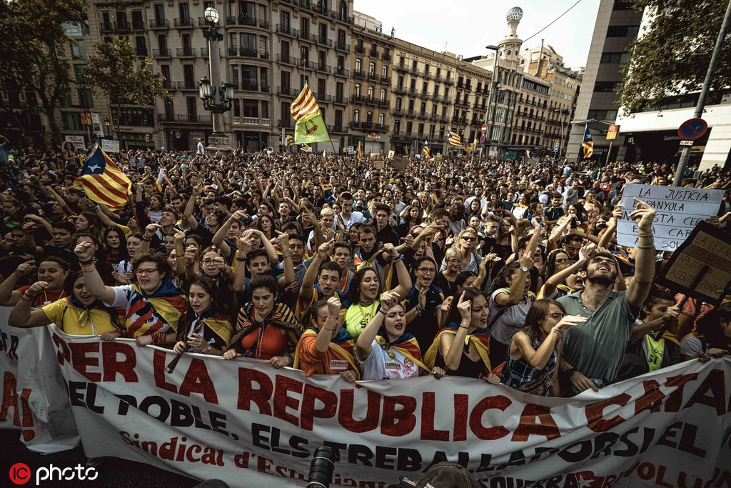 　　10月18日，巴塞罗那示威群体（图源：ICphoto 下同）