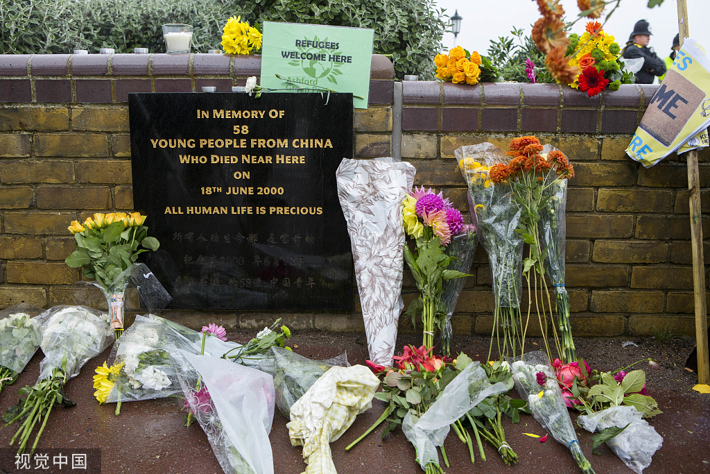  2015年10月，英国多佛，纪念58名在抵达多佛时死亡的中国偷渡客的纪念牌前摆满了献花。图片来自视觉中国