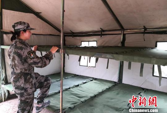 图为搭建好的帐篷内部。 刘玉桃 摄 甘肃百余名学生暑假戈壁滩搭帐篷体验“军旅生活”
