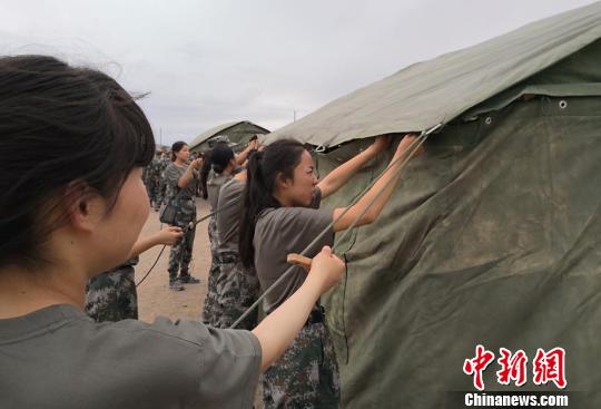 甘肃百余名学生暑假戈壁滩搭帐篷体验“军旅生活”