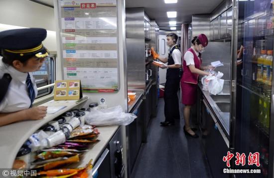 资料图:去年7月17日,铁路部门推出了动车组列车互联网订餐服务。 图片来源:视觉中国