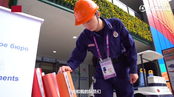 图说：莫仔杰进行安全检查。