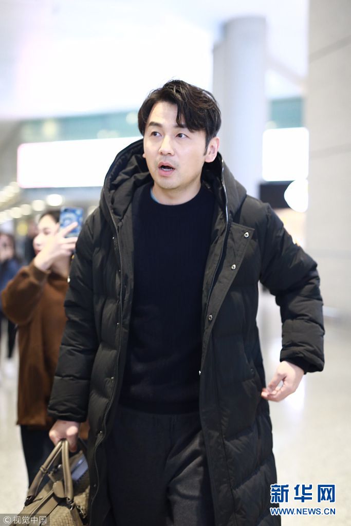 雷佳音现身机场萌态十足