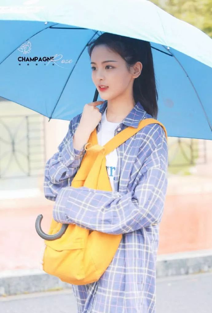 创造101的打工少女们:徐梦洁烧烤店串鸡爪 杨