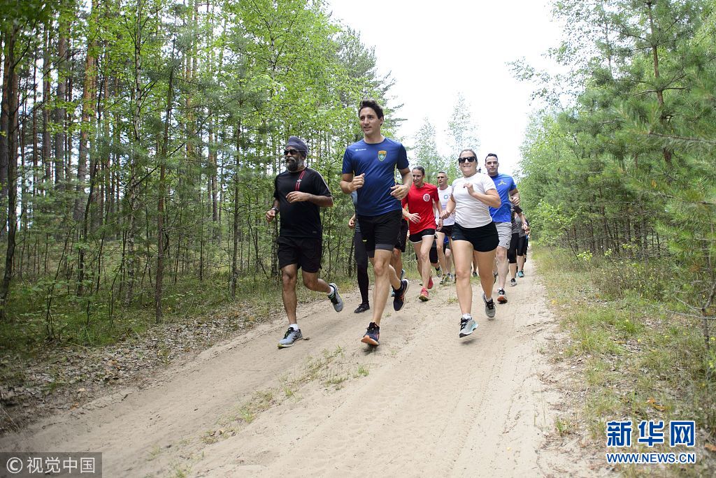 特鲁多北约峰会前夕造访拉脱维亚军事基地 与士兵一同跑步锻炼