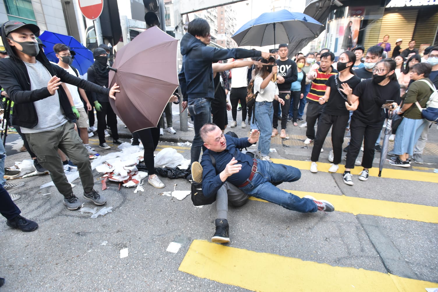 e利博国际平台开户 - 他是乌兹别克的“父亲”,深受国民尊重,以致他的照片成了通行证