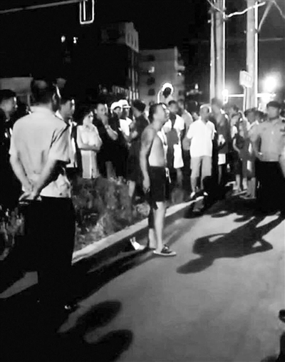 男子不堪广场舞骚扰刀砍音响设备 被特警制服