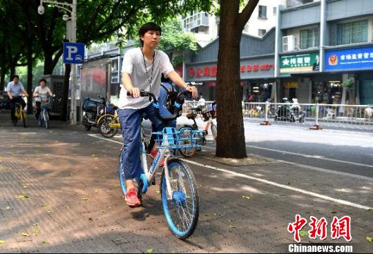 图为在福州,共享单车已成了陈燕亭出行的主要交通工具。 吕明 摄