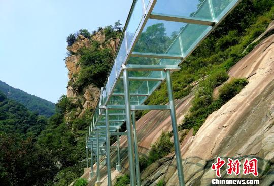 中原最长高山水漂玻璃滑道鲁山落成 上下落差百米