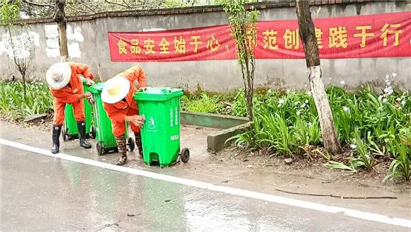 九龙坡区走马镇：垃圾桶清洁消毒 营造场镇好环境