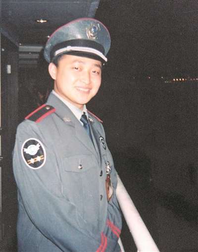 董事长当保安_保安图片卡通(2)