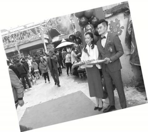 上图:救人次日,邹桂宏和张钰结婚了。