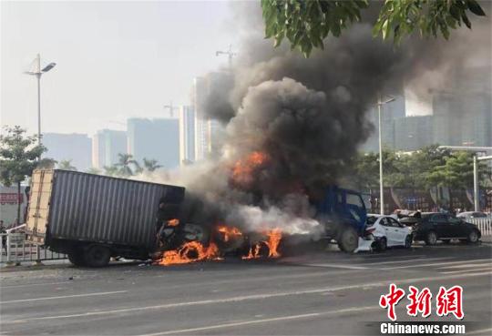 广东湛江发生5车连环相撞 2车起火1人死亡