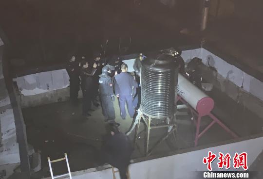 图为消防人员协助民警抓捕纵火男子。 雒鹏 摄