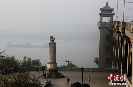 资料图:武汉雾霾天气。中新社记者 张畅 摄