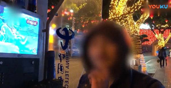 自古高手在民间!男子“魔改”电话亭蹭网看小说打游戏