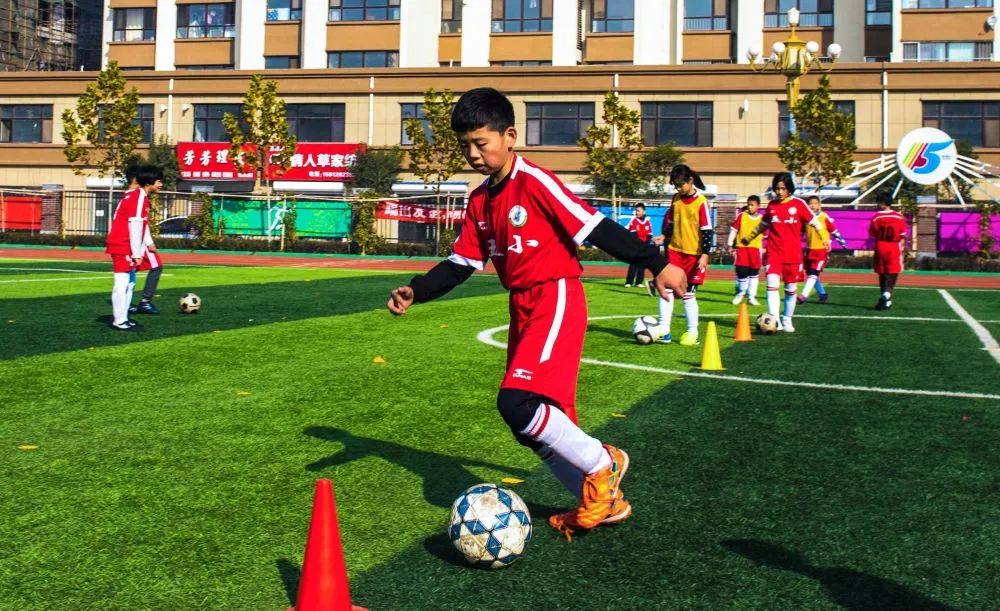 2018年11月22日，河北省枣强县第五小学的学生在进行带球训练。新华社记者李晓果摄