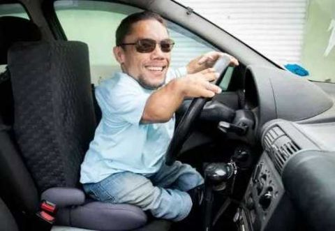 世界最矮夫妻!两人同患侏儒症身高不足1米 相