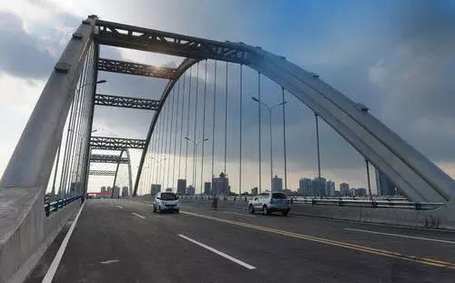 男生路过大桥“帮”女孩跳江 涉故意杀人被批捕