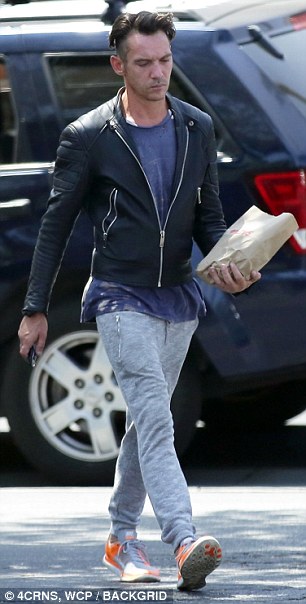 乔纳森·莱斯·梅耶斯醉酒在飞机上闹事 这位