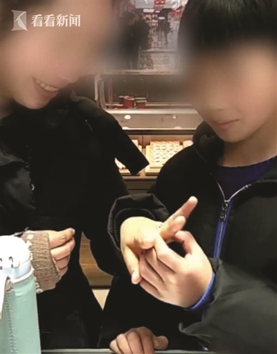 妈妈不舍花儿子压岁钱买钻戒 10岁小暖男急得大哭