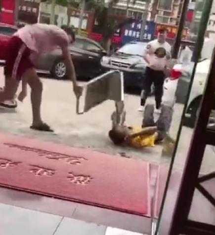 外卖小哥遭三人殴打 美团：必须讨回公道