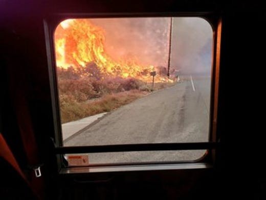 美南加州再爆山火 一夜蔓延1400英亩民众紧急撤离