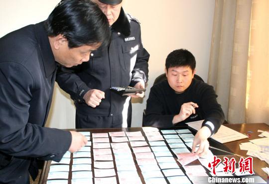 安徽蚌埠铁警“三位一体”净化春运期间购票环境 安徽蚌埠铁警“三位一体”净化春运期间购票环境