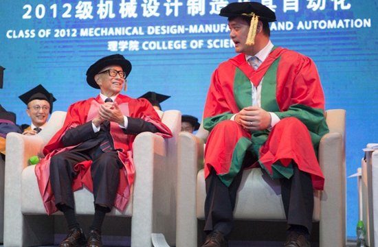 李嘉诚和其基金会对汕头大学的建设倾尽全力。图为李嘉诚和姚明出席汕大毕业典礼。(来源:基金会官方推特)