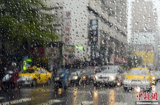 8月29日,台风“康妮”挟大雨北移,台北市开始降下大雨。台风“康妮”给台湾中南部地区带来超大豪雨,截至上午11时37分,台湾水利部门对9个县市发布一级淹水警戒。超大豪雨区域包括屏东县、高雄市、台南市、嘉义县、云林县、南投县、台中市、嘉义市;大豪雨区域包括台北市、新北市、桃园县、新竹县、苗栗县、彰化县。刘震 摄 资料图:台湾大雨。刘震 摄