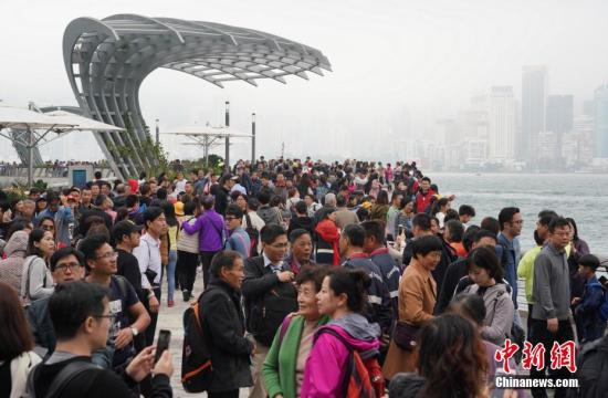 资料图:香港星光大道迎来大批游客。中新社记者 张炜 摄