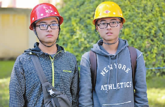  来自四川的双胞胎兄弟，左是弟弟骆珂瀚，右为哥哥姚泊州。新文化报 图