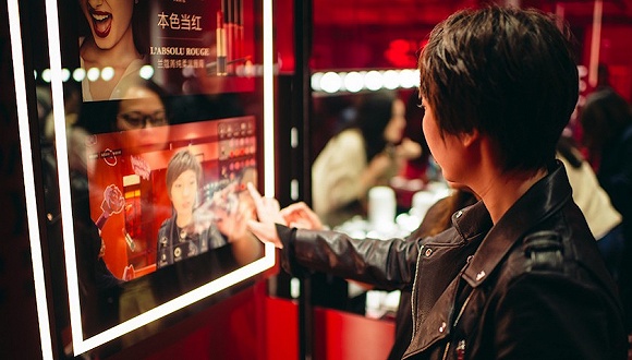 客户在欧莱雅旗下品牌门店体验AR虚拟试色 图片来源：欧莱雅官网