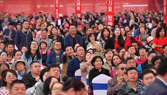 2018年4月29日,昆明市一楼盘开盘,吸引众多民众。图片来源:视觉中国