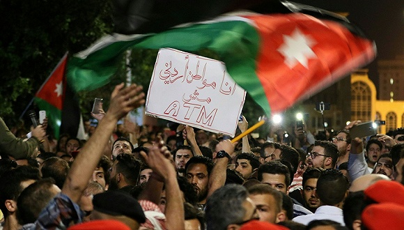 6月3日，约旦民众在安曼首相府前集会抗议。图片来源：视觉中国