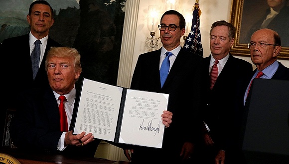 2017年8月14日，美国华盛顿，特朗普在白宫签署行政备忘录，指示美国贸易代表莱特希泽针对中国发起“301调查”。图片来源：视觉中国