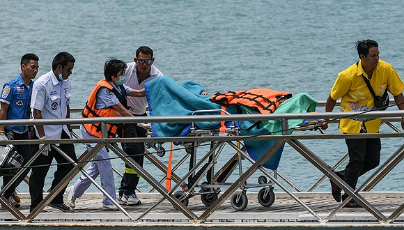 7月6日，泰国普吉岛，救援人员运送获救乘客。图片来源：视觉中国